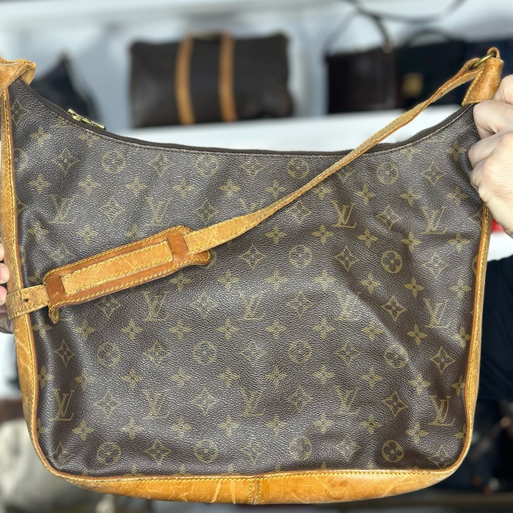 LV HOBO BAG